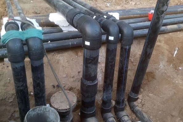 Como as técnicas de fusão afetam as propriedades à prova de vazamentos dos acessórios para HDPE?